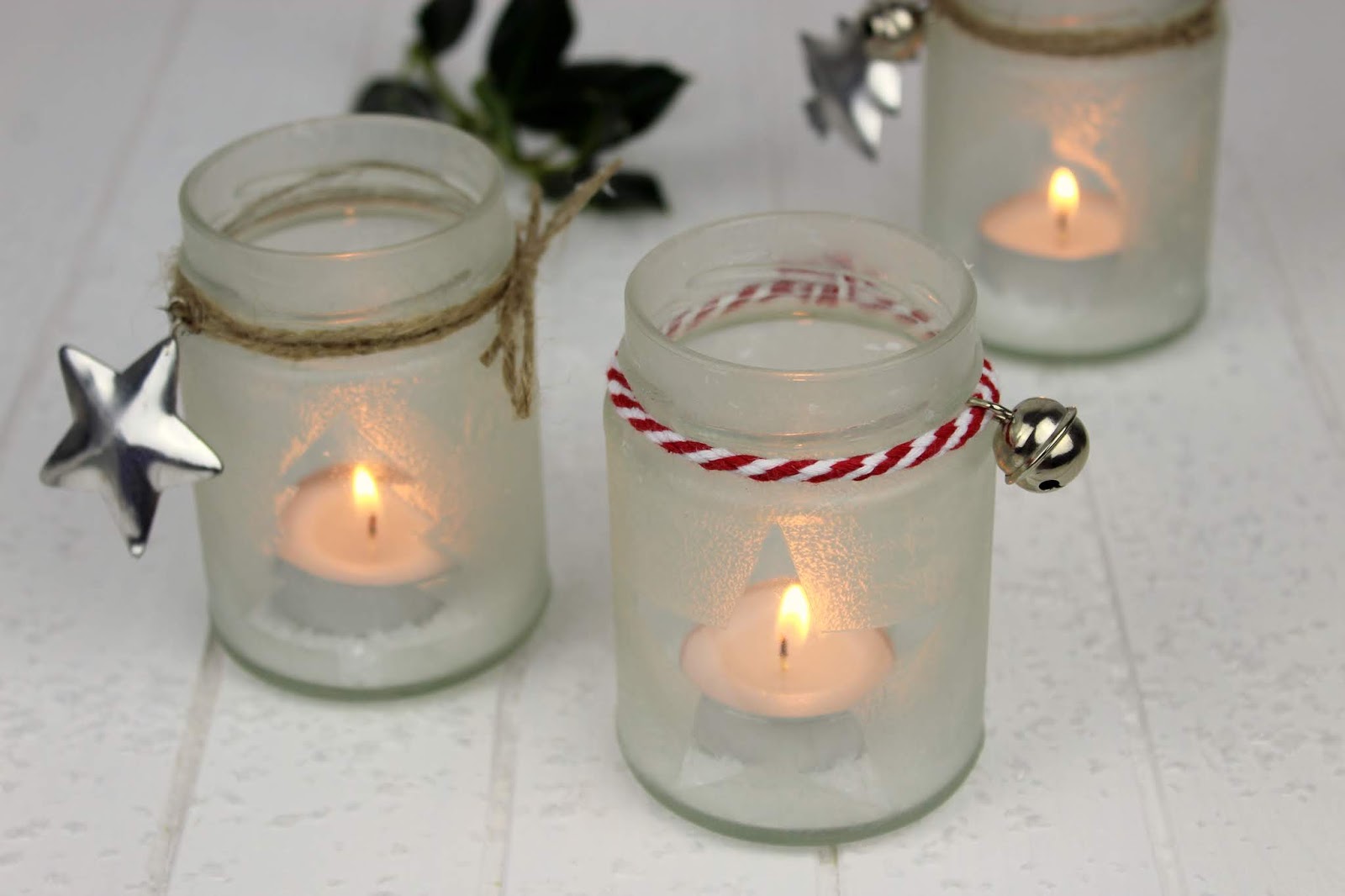 DIY wunderschöne Weihnachtsdeko - Eisblumen Windlichter ganz einfach aus Konfitürengläsern selber machen + kostenlose Vorlagen