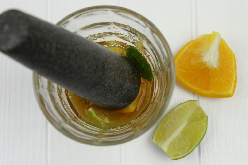 Rezept: Super leckerer Orangen Mojito Cocktail - ganz einfach selber machen mit Sinalco Orange Rezept: Super leckerer Orangen Mojito Cocktail - ganz einfach selber machen mit Sinalco Orange