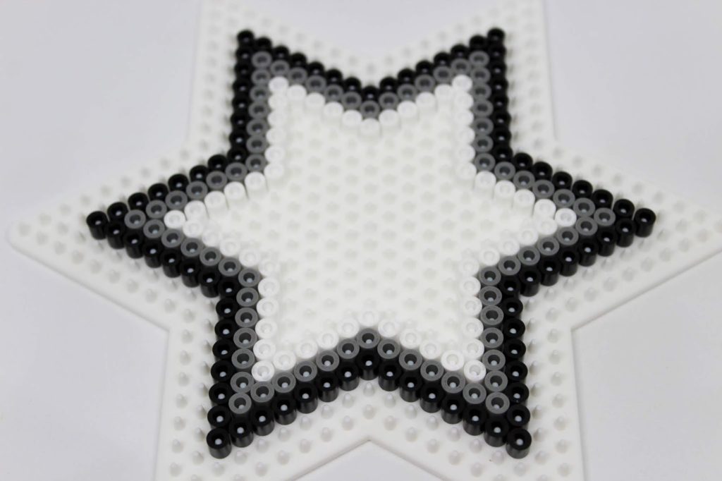 DIY Bügelperlen Weihnachtssterne - perfekte, kleine Weihnachtsdeko zum Basteln mit Kindern DIY Bügelperlen Weihnachtssterne - perfekte, kleine Weihnachtsdeko zum Basteln mit Kindern