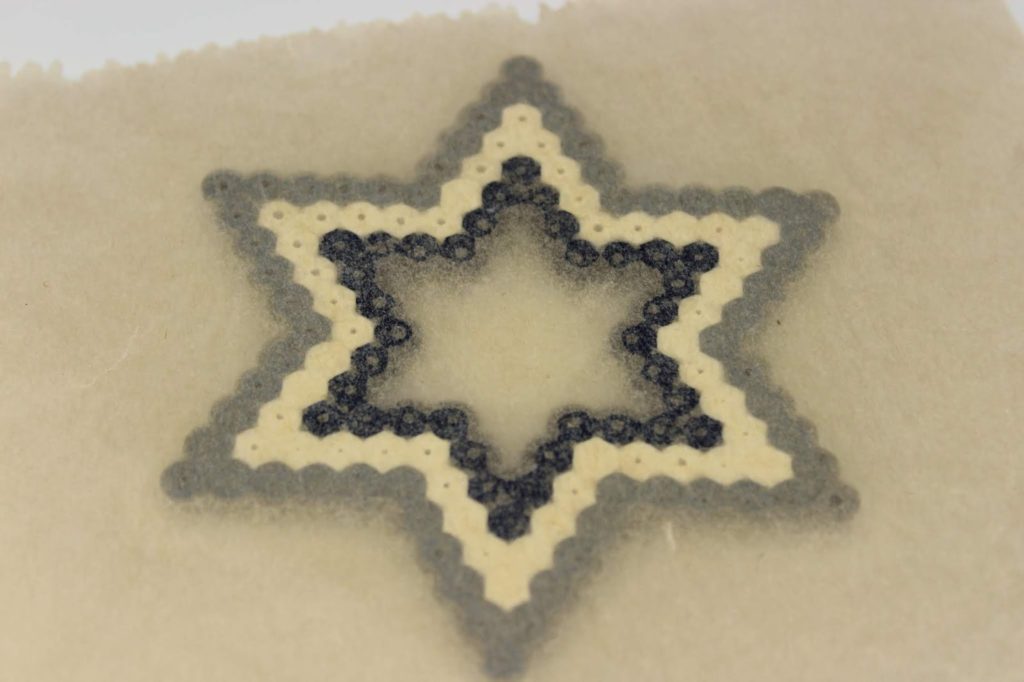 DIY Bügelperlen Weihnachtssterne - perfekte, kleine Weihnachtsdeko zum Basteln mit Kindern DIY Bügelperlen Weihnachtssterne - perfekte, kleine Weihnachtsdeko zum Basteln mit Kindern