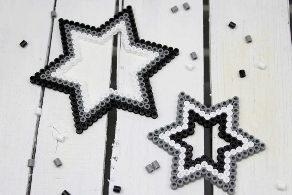 DIY Bügelperlen Weihnachtssterne - perfekte, kleine Weihnachtsdeko zum Basteln mit Kindern DIY Bügelperlen Weihnachtssterne - perfekte, kleine Weihnachtsdeko zum Basteln mit Kindern