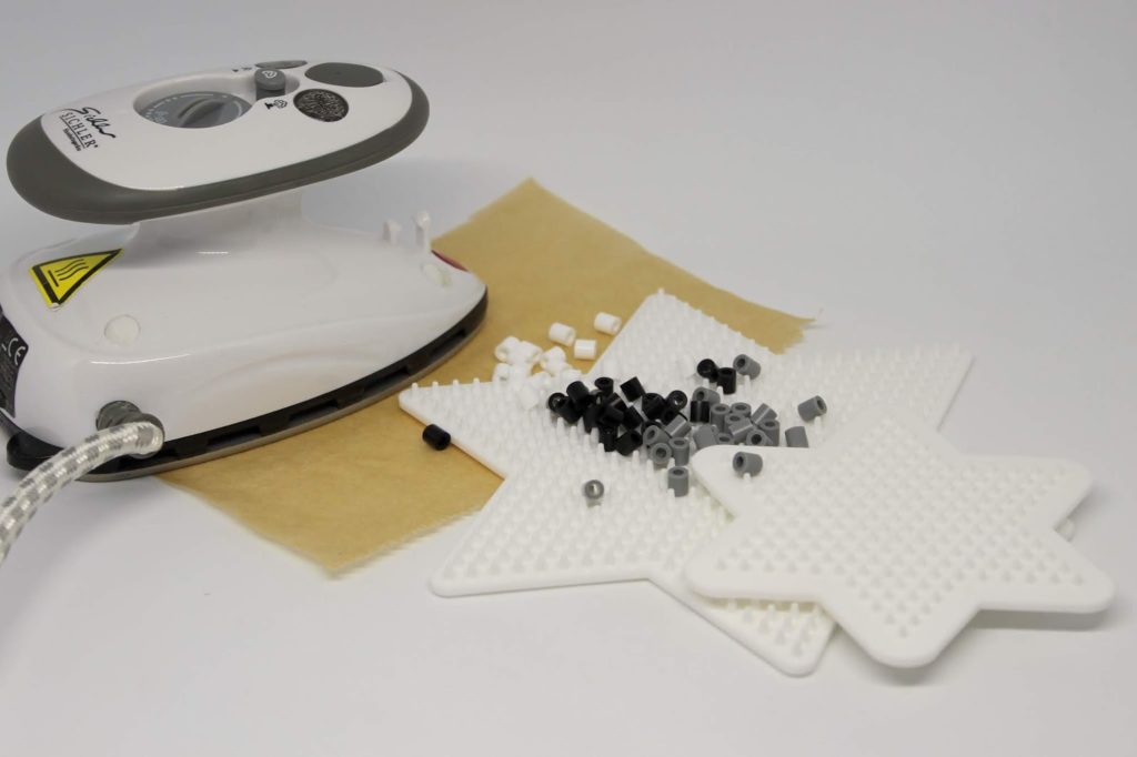 DIY Bügelperlen Weihnachtssterne - perfekte, kleine Weihnachtsdeko zum Basteln mit Kindern DIY Bügelperlen Weihnachtssterne - perfekte, kleine Weihnachtsdeko zum Basteln mit Kindern