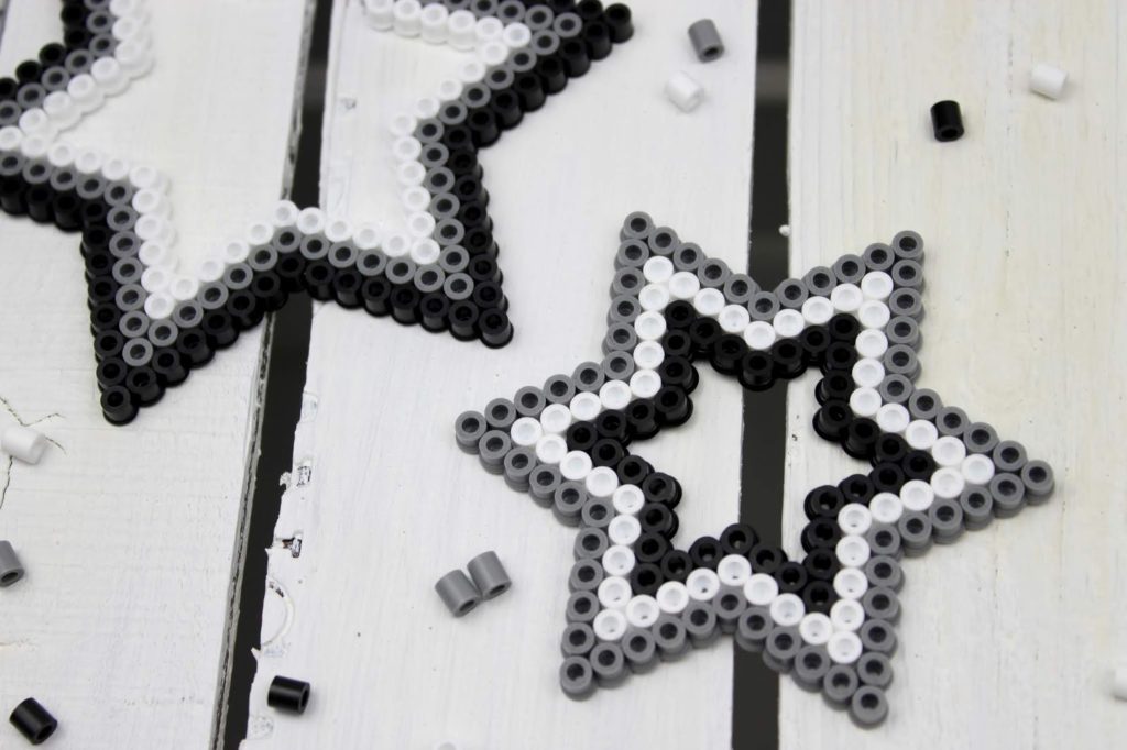 DIY Bügelperlen Weihnachtssterne - perfekte, kleine Weihnachtsdeko zum Basteln mit Kindern DIY Bügelperlen Weihnachtssterne - perfekte, kleine Weihnachtsdeko zum Basteln mit Kindern