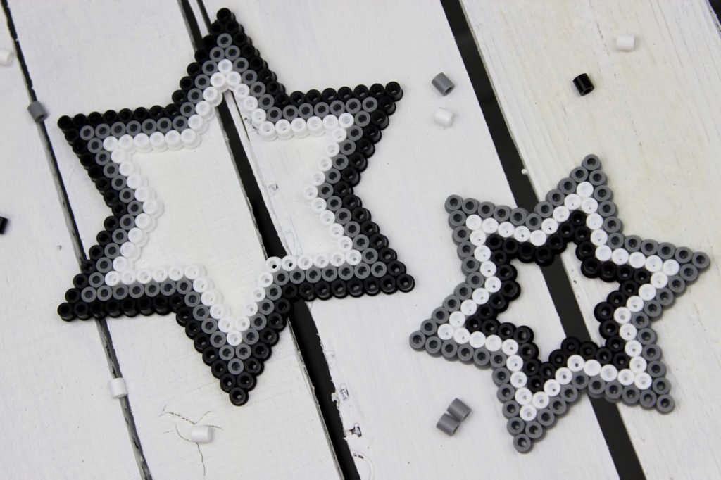 DIY Bügelperlen Weihnachtssterne - perfekte, kleine Weihnachtsdeko zum Basteln mit Kindern DIY Bügelperlen Weihnachtssterne - perfekte, kleine Weihnachtsdeko zum Basteln mit Kindern