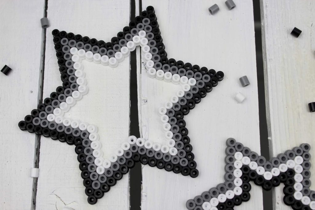 DIY Bügelperlen Weihnachtssterne - perfekte, kleine Weihnachtsdeko zum Basteln mit Kindern DIY Bügelperlen Weihnachtssterne - perfekte, kleine Weihnachtsdeko zum Basteln mit Kindern