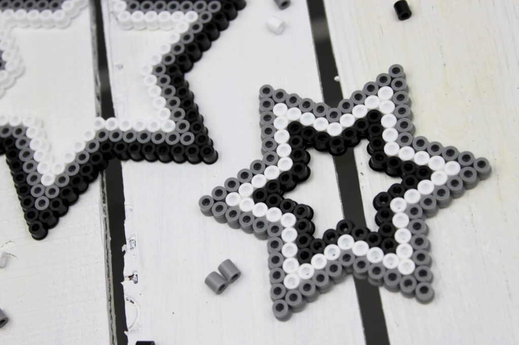 DIY Bügelperlen Weihnachtssterne - perfekte, kleine Weihnachtsdeko zum Basteln mit Kindern DIY Bügelperlen Weihnachtssterne - perfekte, kleine Weihnachtsdeko zum Basteln mit Kindern