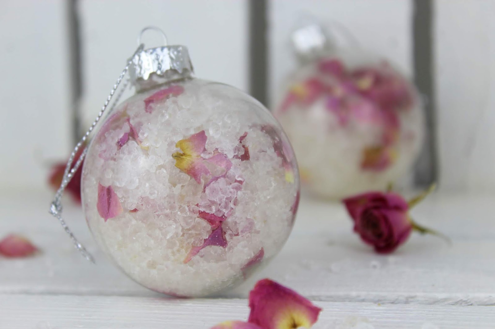 DIY Badesalz mit Rosenblütenblättern verpackt in einer Christbaumkugeln selber machen - die perfekte Geschenkidee zu Weihnachten