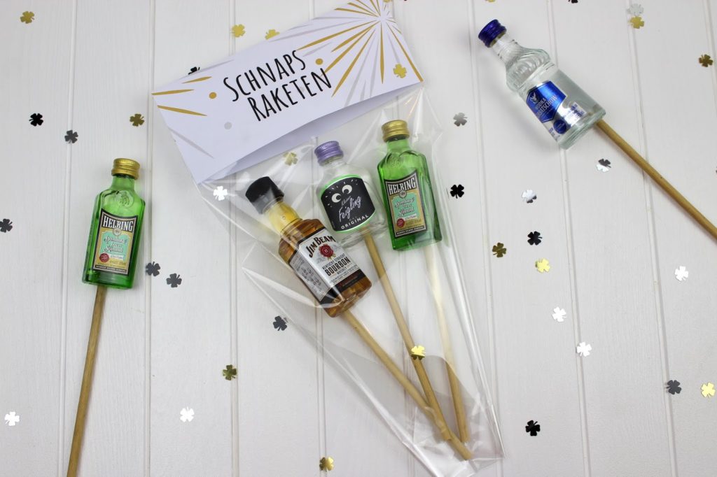 DIY Schnaps Raketen ganz einfach selber machen - die perfekte Geschenkidee für Silvester und eure Silversterfeier DIY Schnaps Raketen ganz einfach selber machen - die perfekte Geschenkidee für Silvester und eure Silversterfeier
