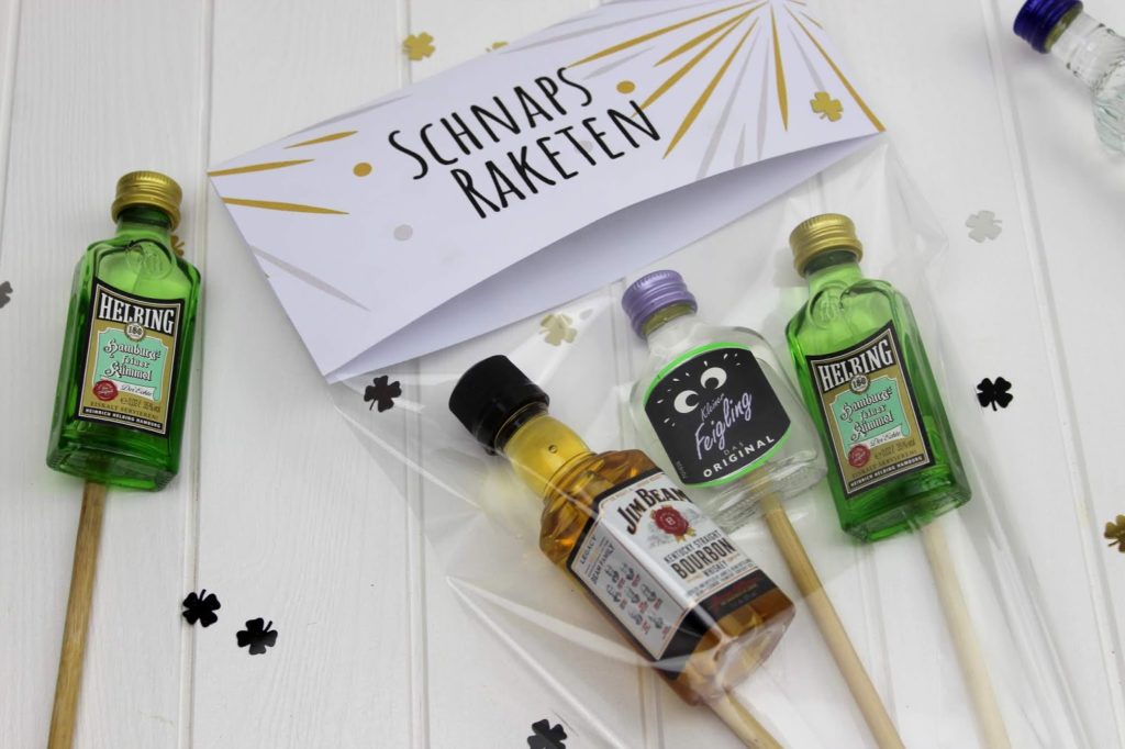 DIY Schnaps Raketen ganz einfach selber machen - die perfekte Geschenkidee für Silvester und eure Silversterfeier DIY Schnaps Raketen ganz einfach selber machen - die perfekte Geschenkidee für Silvester und eure Silversterfeier