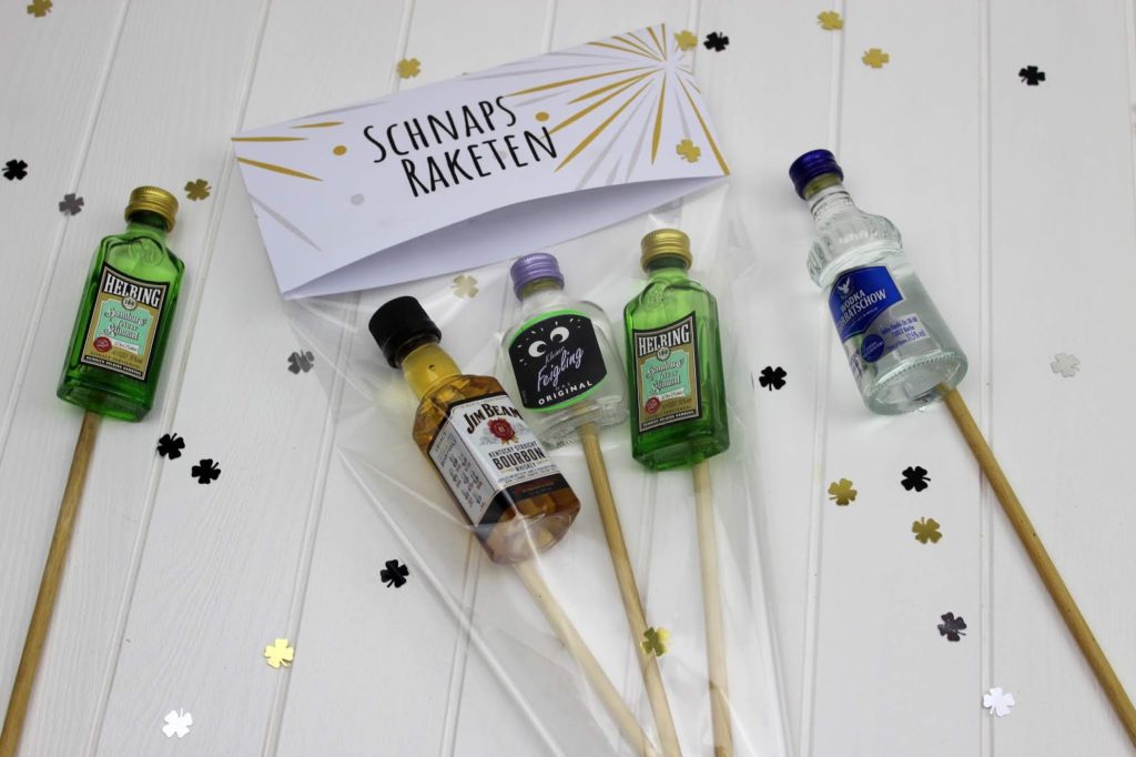 DIY Schnaps Raketen ganz einfach selber machen - die perfekte Geschenkidee für Silvester und eure Silversterfeier DIY Schnaps Raketen ganz einfach selber machen - die perfekte Geschenkidee für Silvester und eure Silversterfeier
