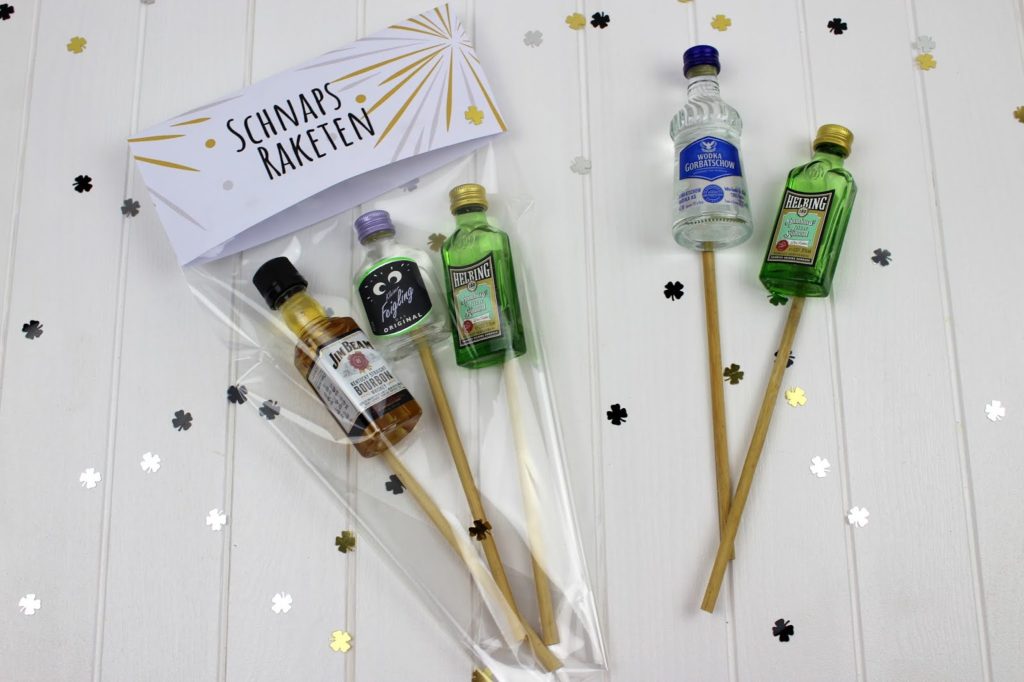 DIY Schnaps Raketen ganz einfach selber machen - die perfekte Geschenkidee für Silvester und eure Silversterfeier DIY Schnaps Raketen ganz einfach selber machen - die perfekte Geschenkidee für Silvester und eure Silversterfeier
