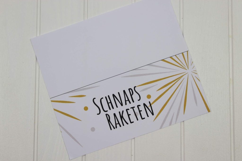 DIY Schnaps Raketen ganz einfach selber machen - die perfekte Geschenkidee für Silvester und eure Silversterfeier DIY Schnaps Raketen ganz einfach selber machen - die perfekte Geschenkidee für Silvester und eure Silversterfeier