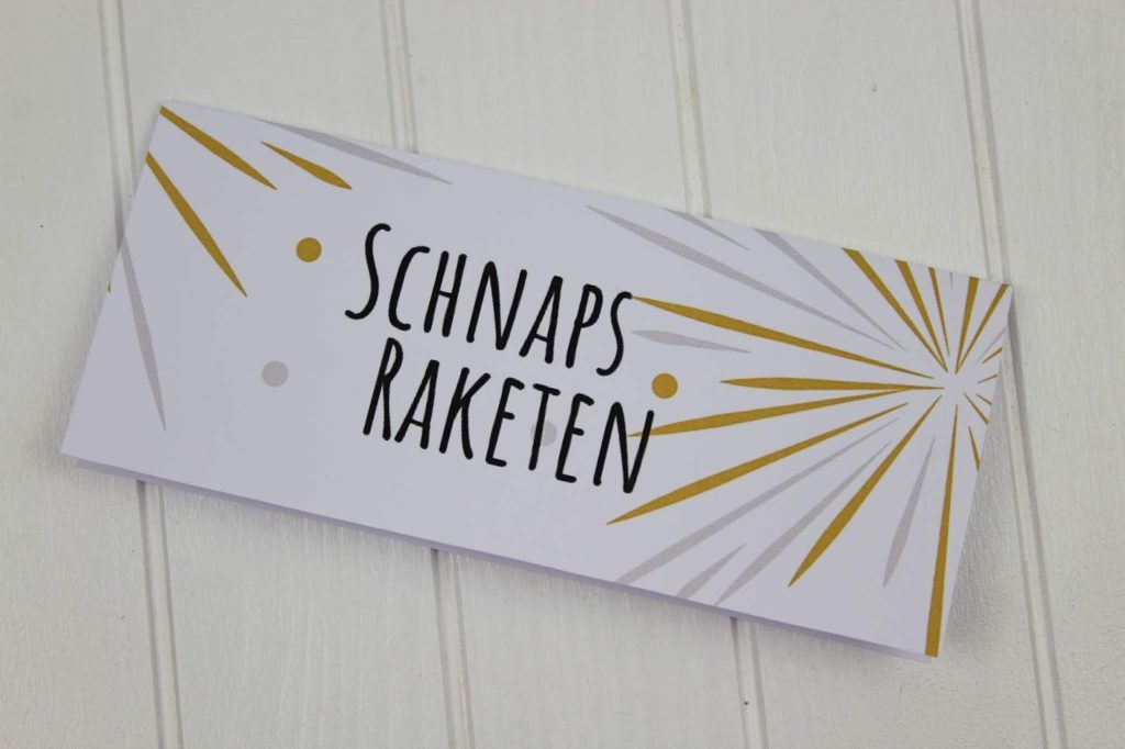 DIY Schnaps Raketen ganz einfach selber machen - die perfekte Geschenkidee für Silvester und eure Silversterfeier DIY Schnaps Raketen ganz einfach selber machen - die perfekte Geschenkidee für Silvester und eure Silversterfeier