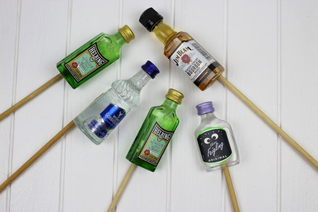 DIY Schnaps Raketen ganz einfach selber machen - die perfekte Geschenkidee für Silvester und eure Silversterfeier DIY Schnaps Raketen ganz einfach selber machen - die perfekte Geschenkidee für Silvester und eure Silversterfeier