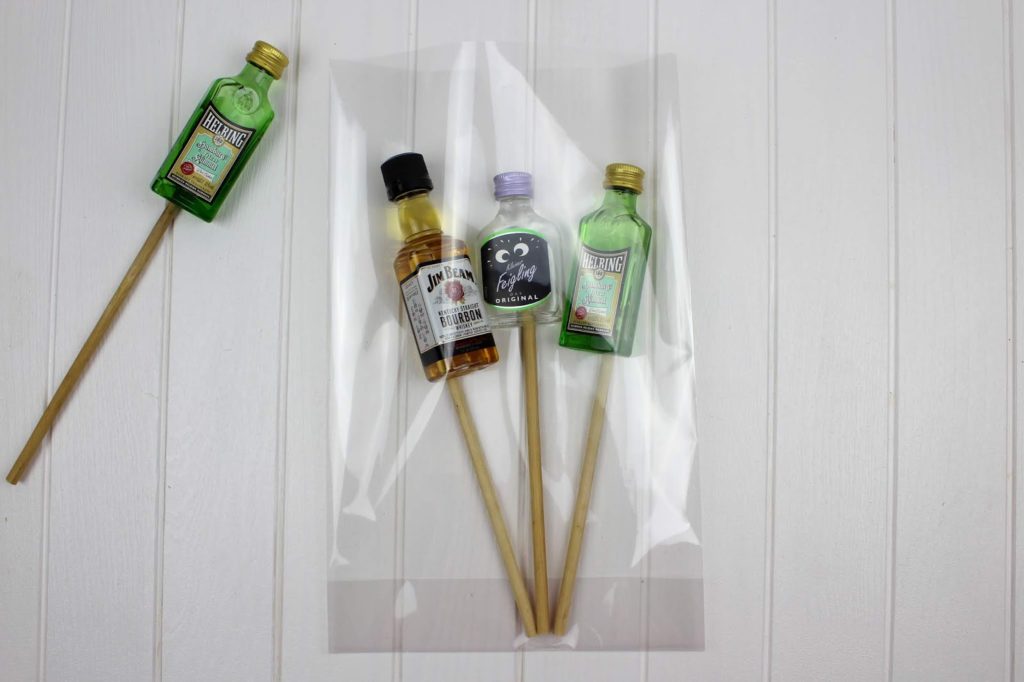 DIY Schnaps Raketen ganz einfach selber machen - die perfekte Geschenkidee für Silvester und eure Silversterfeier DIY Schnaps Raketen ganz einfach selber machen - die perfekte Geschenkidee für Silvester und eure Silversterfeier