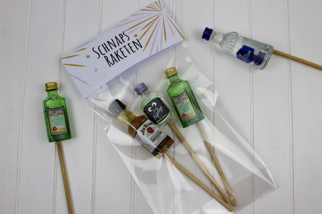 DIY Schnaps Raketen ganz einfach selber machen - die perfekte Geschenkidee für Silvester und eure Silversterfeier DIY Schnaps Raketen ganz einfach selber machen - die perfekte Geschenkidee für Silvester und eure Silversterfeier