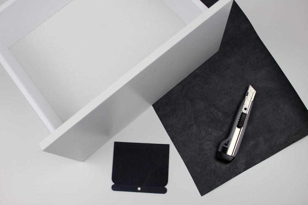 DIY: Möbel Upcycling - Möbelfolie trocken verkleben mit ausführlicher Anleitung inkl. Tipps und Tricks DIY: Möbel Upcycling - Möbelfolie trocken verkleben mit ausführlicher Anleitung inkl. Tipps und Tricks