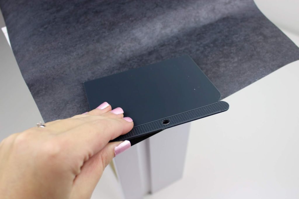 DIY: Möbel Upcycling - Möbelfolie trocken verkleben mit ausführlicher Anleitung inkl. Tipps und Tricks DIY: Möbel Upcycling - Möbelfolie trocken verkleben mit ausführlicher Anleitung inkl. Tipps und Tricks