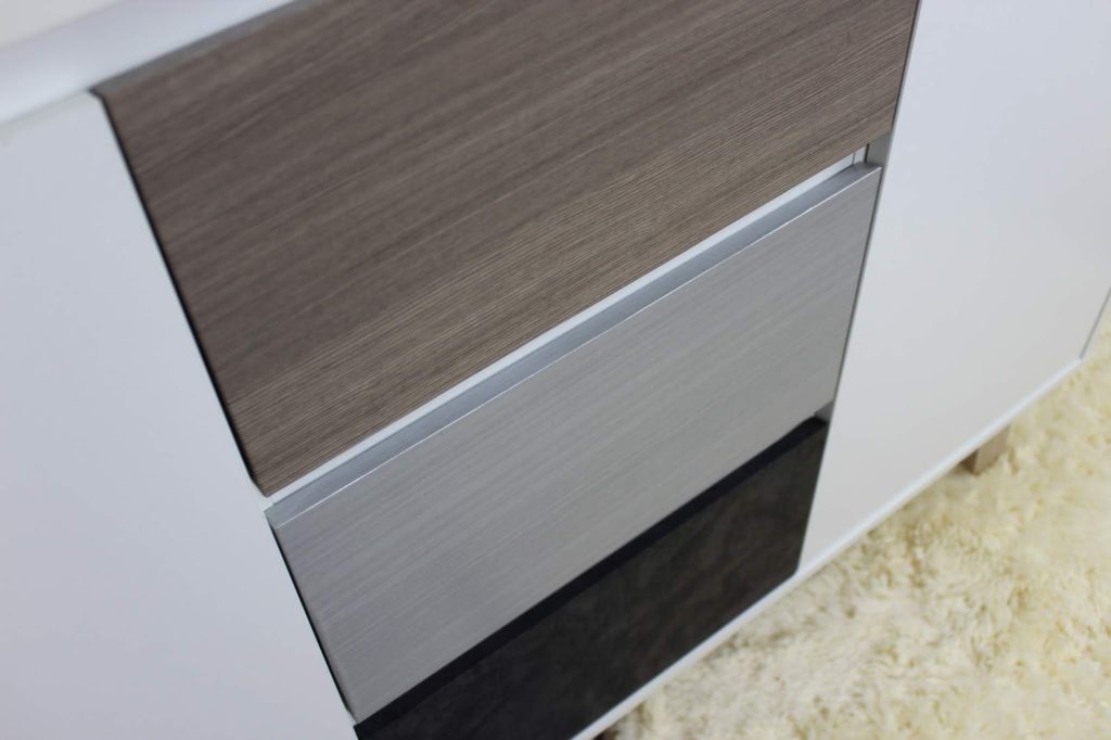 DIY: Möbel Upcycling - Möbelfolie trocken verkleben mit ausführlicher Anleitung inkl. Tipps und Tricks DIY: Möbel Upcycling - Möbelfolie trocken verkleben mit ausführlicher Anleitung inkl. Tipps und Tricks