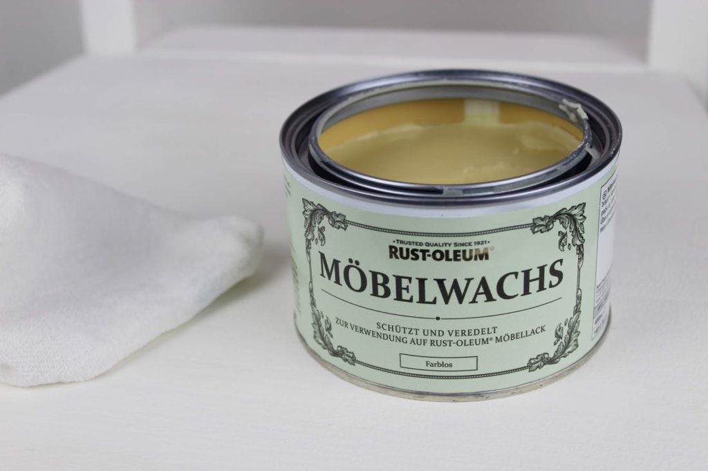 DIY: Alte Möbel aufarbeiten und neu streichen mit Kreidefarbe von Rust-Oleum - farbenfrohes Make Over DIY: Alte Möbel aufarbeiten und neu streichen mit Kreidefarbe von Rust-Oleum - farbenfrohes Make Over