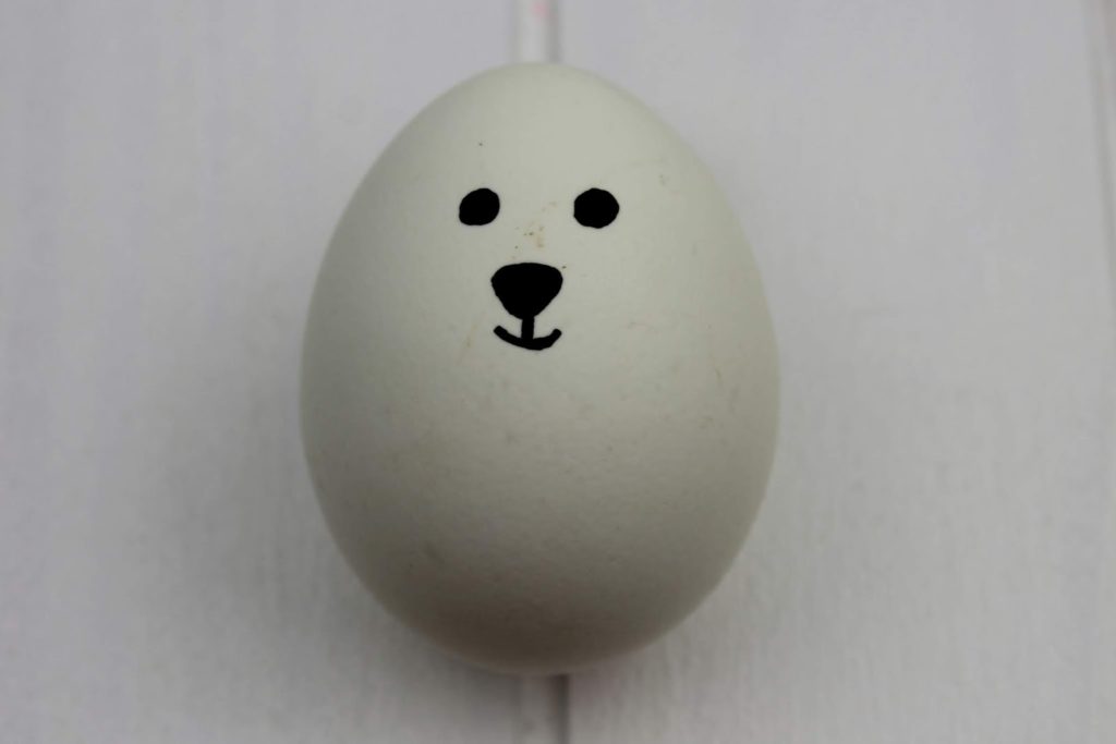 DIY: Tierische Ostereier mit Eierbechern aus Holzperlen ganz einfach selber machen - mit dem COSY Magazin DIY: Tierische Ostereier mit Eierbechern aus Holzperlen ganz einfach selber machen - mit dem COSY Magazin