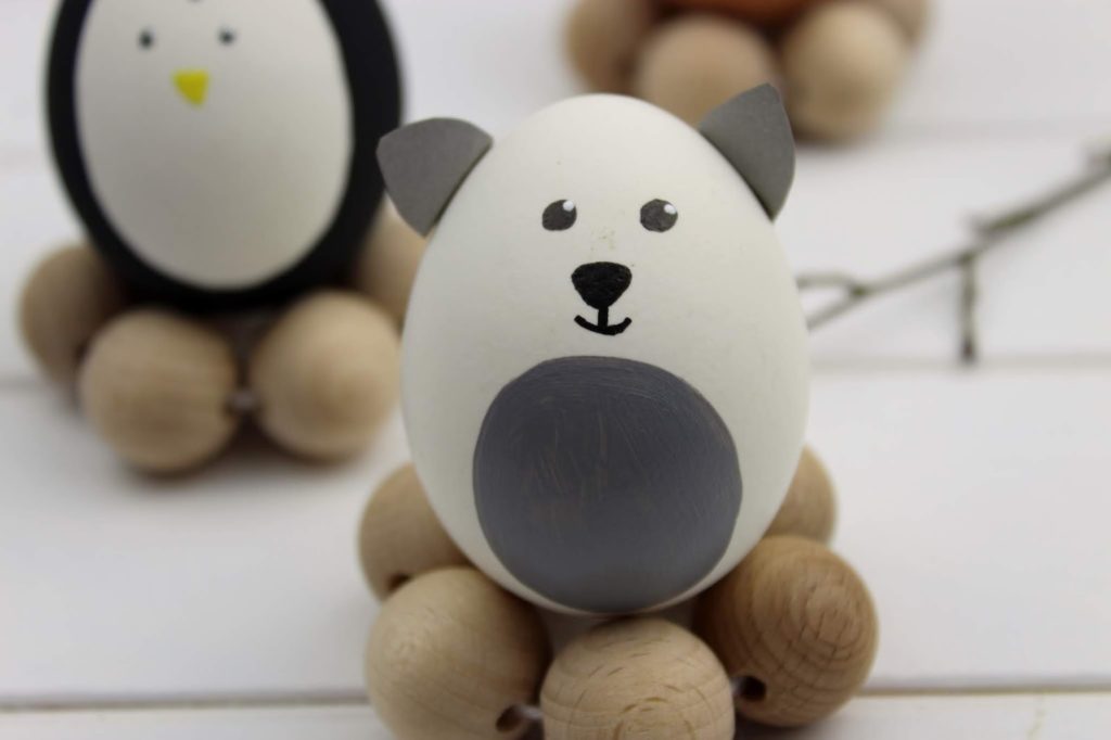 DIY: Tierische Ostereier mit Eierbechern aus Holzperlen ganz einfach selber machen - mit dem COSY Magazin DIY: Tierische Ostereier mit Eierbechern aus Holzperlen ganz einfach selber machen - mit dem COSY Magazin