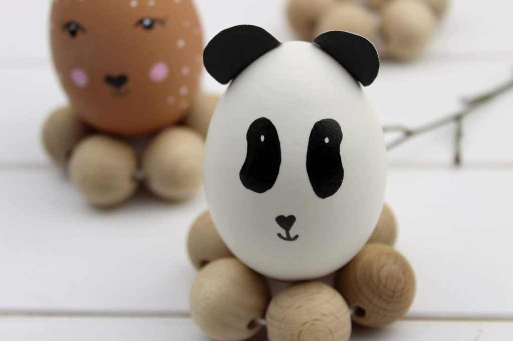 DIY: Tierische Ostereier mit Eierbechern aus Holzperlen ganz einfach selber machen - mit dem COSY Magazin DIY: Tierische Ostereier mit Eierbechern aus Holzperlen ganz einfach selber machen - mit dem COSY Magazin
