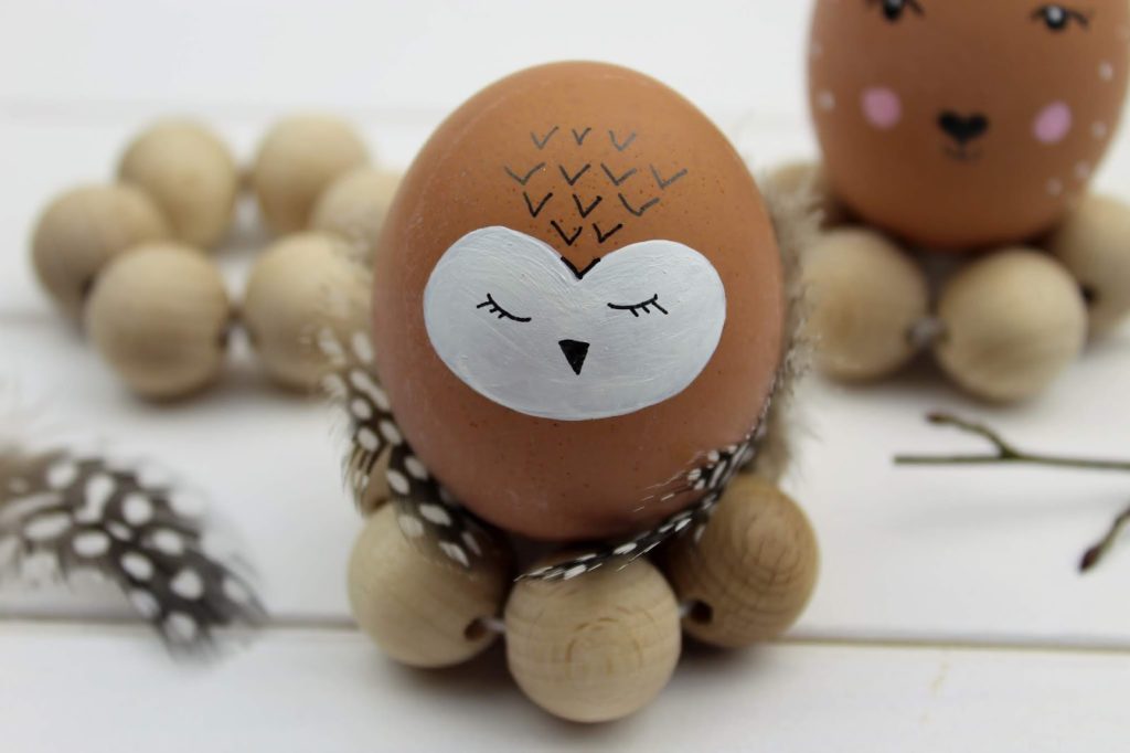 DIY: Tierische Ostereier mit Eierbechern aus Holzperlen ganz einfach selber machen - mit dem COSY Magazin DIY: Tierische Ostereier mit Eierbechern aus Holzperlen ganz einfach selber machen - mit dem COSY Magazin