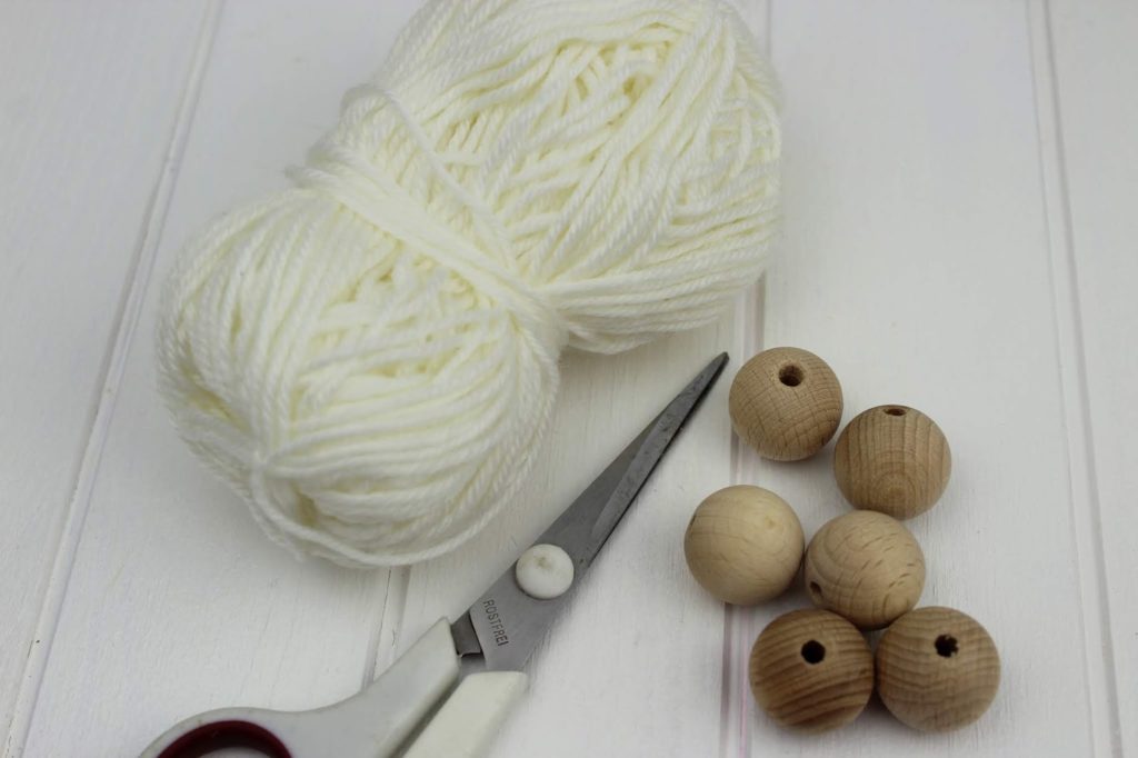 DIY: Tierische Ostereier mit Eierbechern aus Holzperlen ganz einfach selber machen - mit dem COSY Magazin DIY: Tierische Ostereier mit Eierbechern aus Holzperlen ganz einfach selber machen - mit dem COSY Magazin
