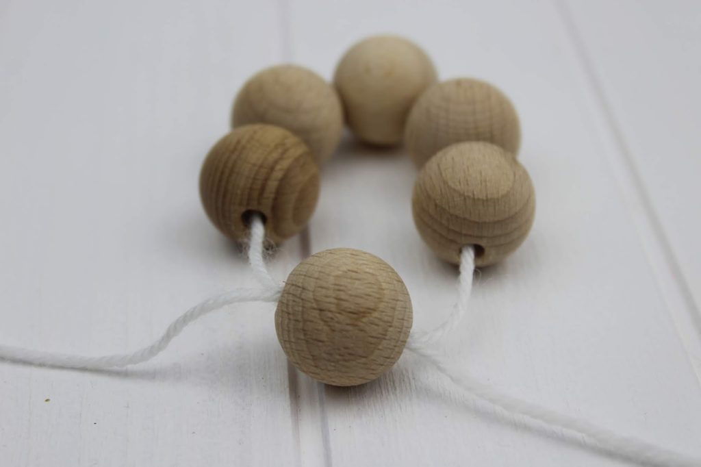 DIY: Tierische Ostereier mit Eierbechern aus Holzperlen ganz einfach selber machen - mit dem COSY Magazin DIY: Tierische Ostereier mit Eierbechern aus Holzperlen ganz einfach selber machen - mit dem COSY Magazin