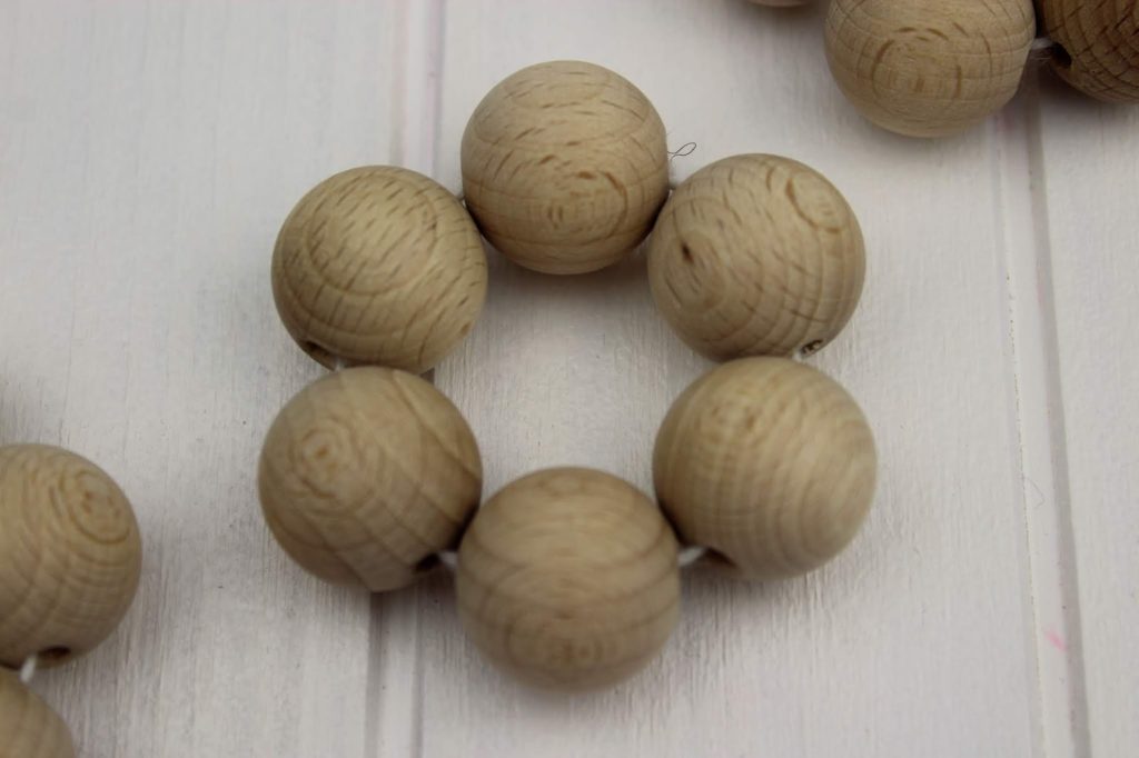 DIY: Tierische Ostereier mit Eierbechern aus Holzperlen ganz einfach selber machen - mit dem COSY Magazin DIY: Tierische Ostereier mit Eierbechern aus Holzperlen ganz einfach selber machen - mit dem COSY Magazin