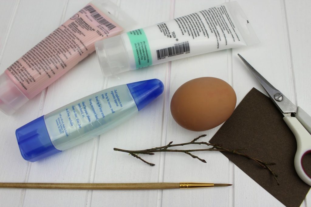 DIY: Tierische Ostereier mit Eierbechern aus Holzperlen ganz einfach selber machen - mit dem COSY Magazin DIY: Tierische Ostereier mit Eierbechern aus Holzperlen ganz einfach selber machen - mit dem COSY Magazin