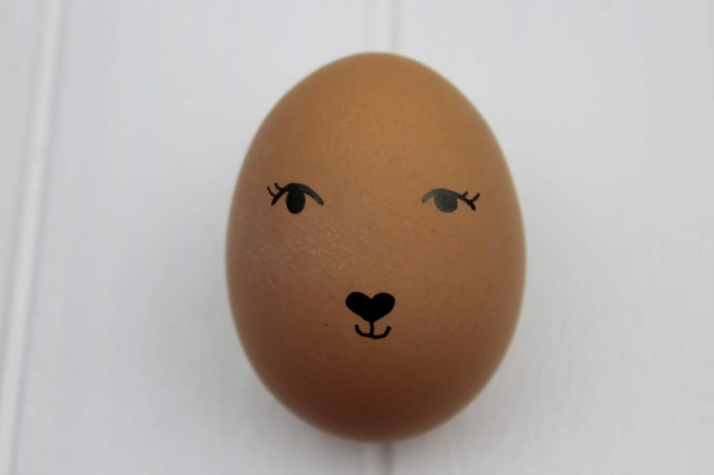 DIY: Tierische Ostereier mit Eierbechern aus Holzperlen ganz einfach selber machen - mit dem COSY Magazin DIY: Tierische Ostereier mit Eierbechern aus Holzperlen ganz einfach selber machen - mit dem COSY Magazin