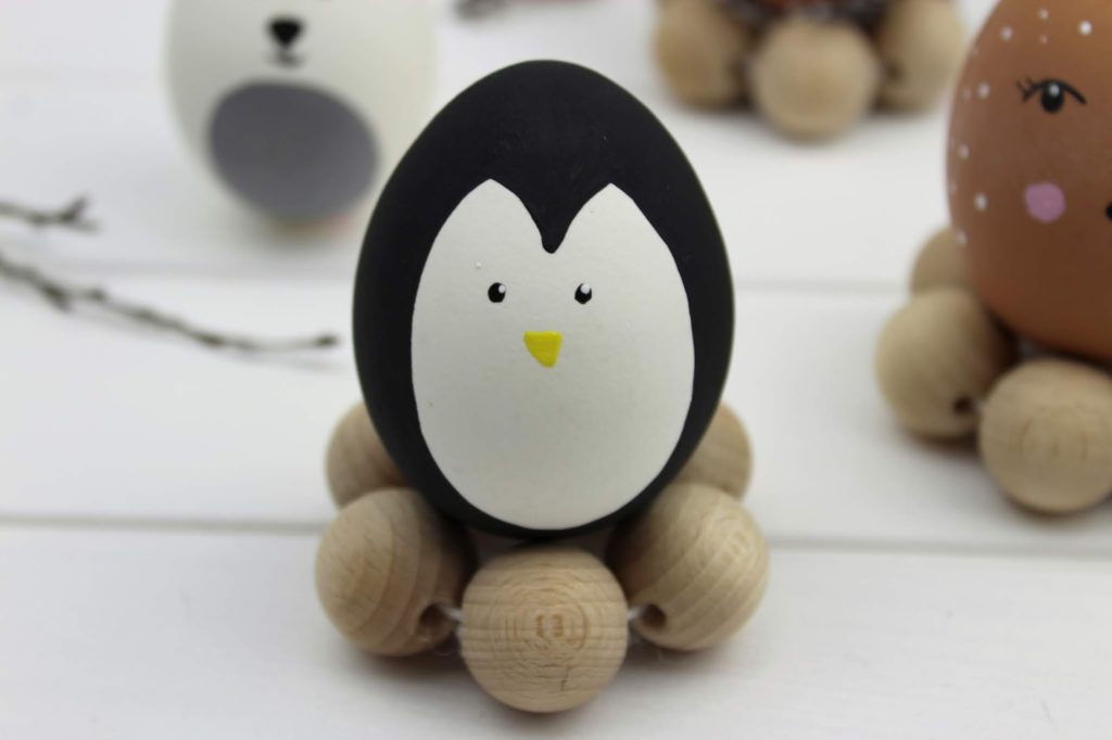 DIY: Tierische Ostereier mit Eierbechern aus Holzperlen ganz einfach selber machen - mit dem COSY Magazin DIY: Tierische Ostereier mit Eierbechern aus Holzperlen ganz einfach selber machen - mit dem COSY Magazin