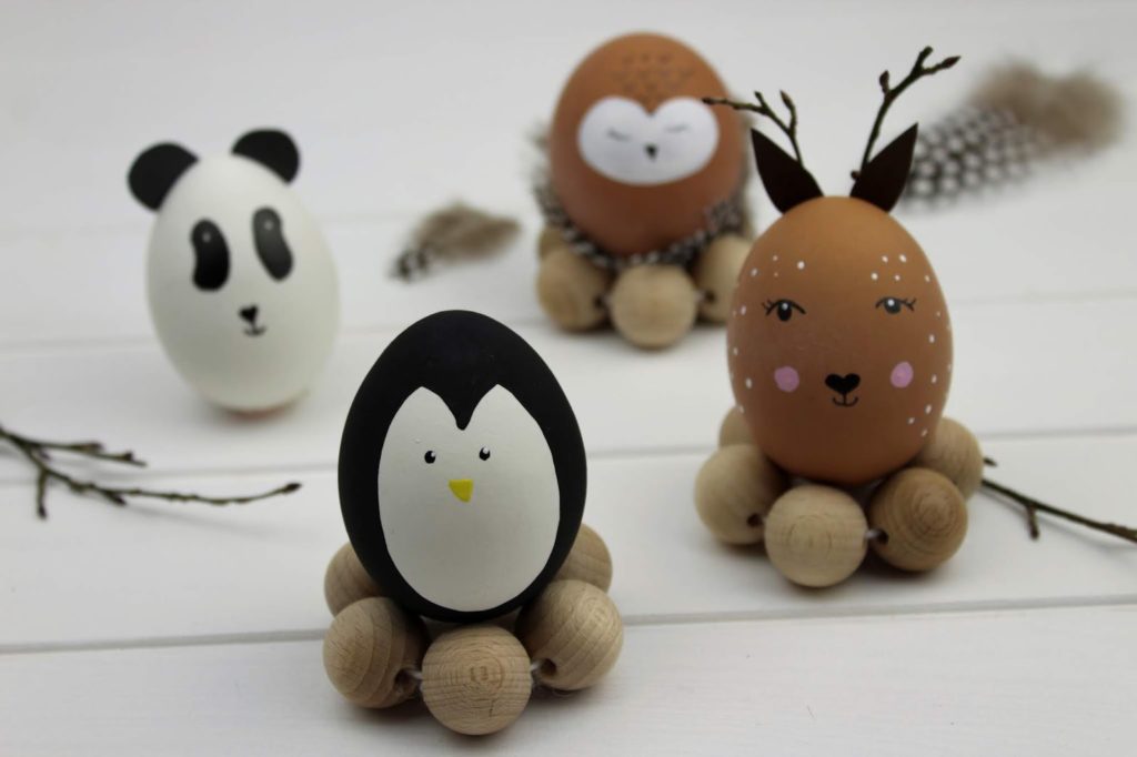 DIY: Tierische Ostereier mit Eierbechern aus Holzperlen ganz einfach selber machen - mit dem COSY Magazin DIY: Tierische Ostereier mit Eierbechern aus Holzperlen ganz einfach selber machen - mit dem COSY Magazin