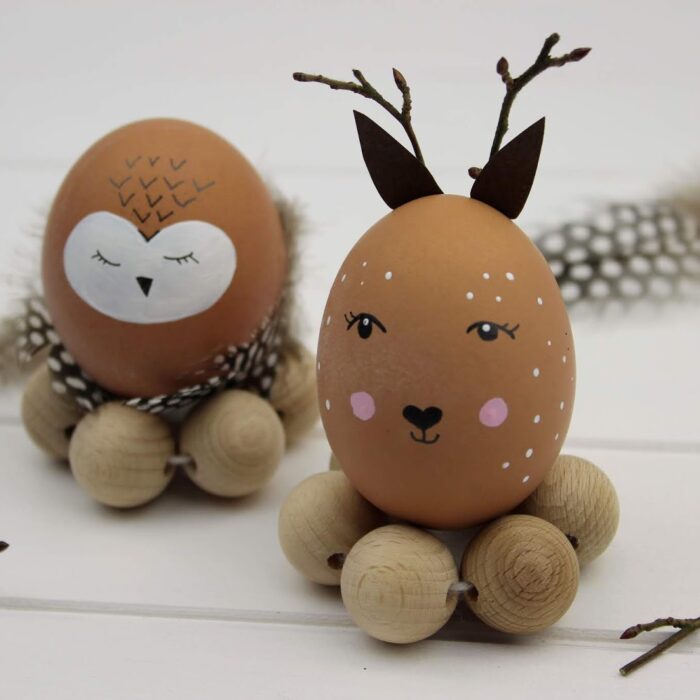 DIY: Tierische Ostereier mit Eierbechern aus Holzperlen ganz einfach selber machen – mit dem COSY Magazin