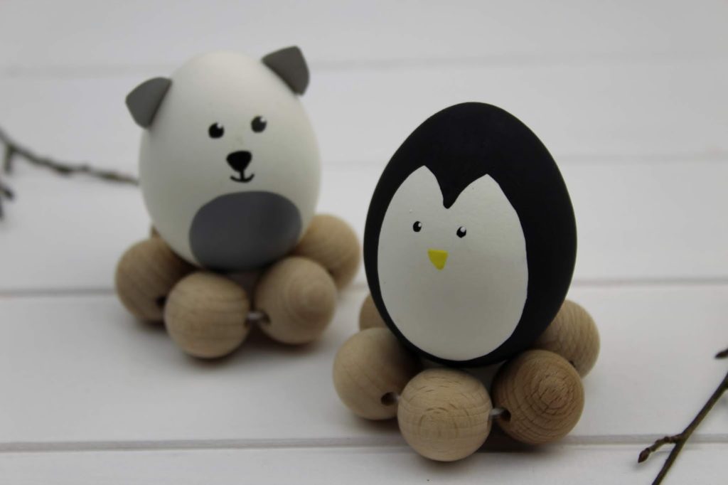 DIY: Tierische Ostereier mit Eierbechern aus Holzperlen ganz einfach selber machen - mit dem COSY Magazin DIY: Tierische Ostereier mit Eierbechern aus Holzperlen ganz einfach selber machen - mit dem COSY Magazin