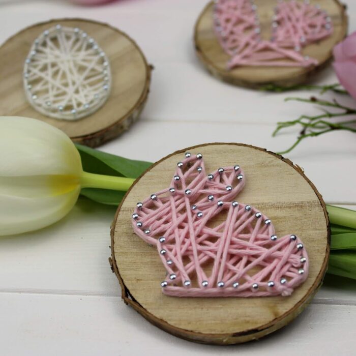 DIY: Osterdeko – Osterhase und Osterei in String Art auf einer Astscheibe ganz einfach selber machen + 2 Vorlagen
