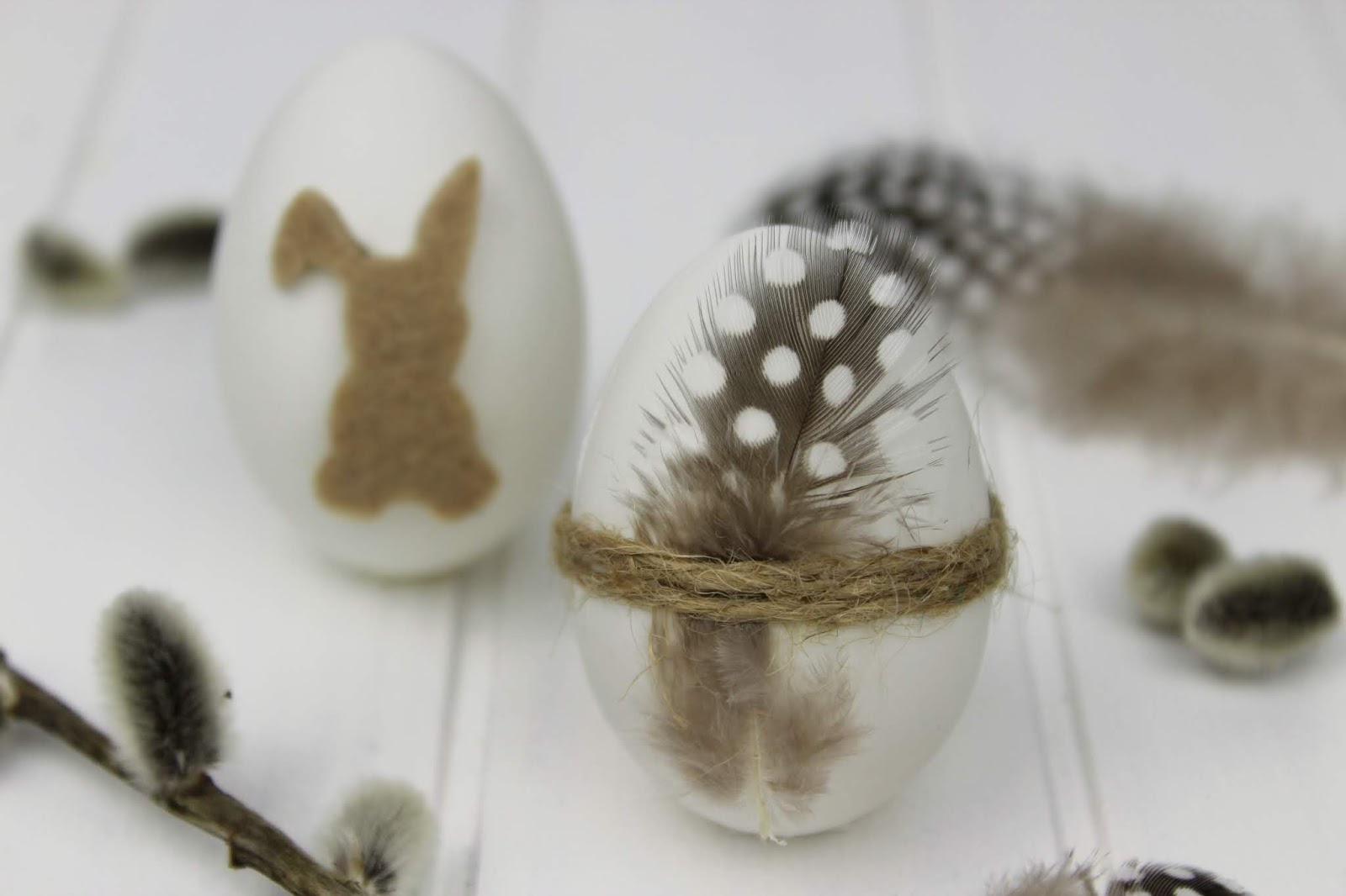 Ostereier mit Feder und Filzhase
