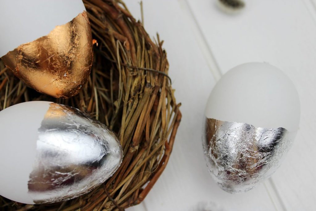 DIY Ostereier mit Blattgold verzieren - in nur wenigen Schritten zu eurer selbstgemachten Osterdeko DIY Ostereier mit Blattgold verzieren - in nur wenigen Schritten zu eurer selbstgemachten Osterdeko