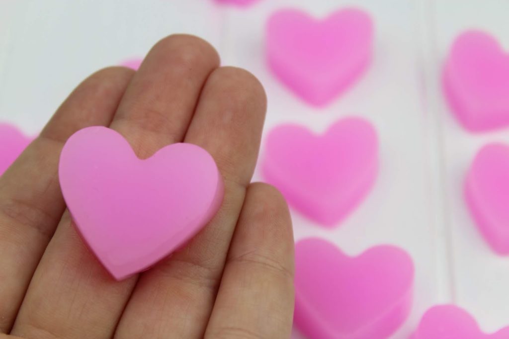 DIY: Einfaches Rezept um Duschjellys / Badejellys in Herzform selber zu machen - perfekt für den Muttertag DIY: Einfaches Rezept um Duschjellys / Badejellys in Herzform selber zu machen - perfekt für den Muttertag