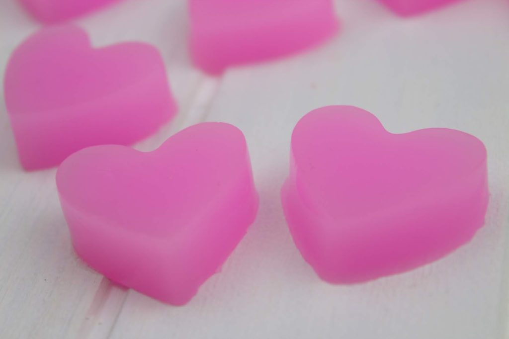 DIY: Einfaches Rezept um Duschjellys / Badejellys in Herzform selber zu machen - perfekt für den Muttertag DIY: Einfaches Rezept um Duschjellys / Badejellys in Herzform selber zu machen - perfekt für den Muttertag