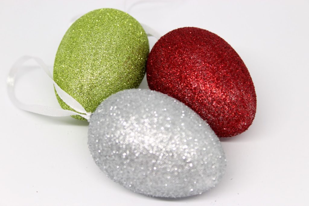 Ostereier bemalen, färben oder doch bekleben? Hier findest du die 5 coolsten Arten Ostereier zu gestalten!!! Ostereier bemalen, färben oder doch bekleben? Hier findest du die 5 coolsten Arten Ostereier zu gestalten!!!