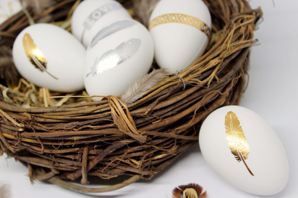 Ostereier bemalen, färben oder doch bekleben? Hier findest du die 5 coolsten Arten Ostereier zu gestalten!!! Ostereier bemalen, färben oder doch bekleben? Hier findest du die 5 coolsten Arten Ostereier zu gestalten!!!