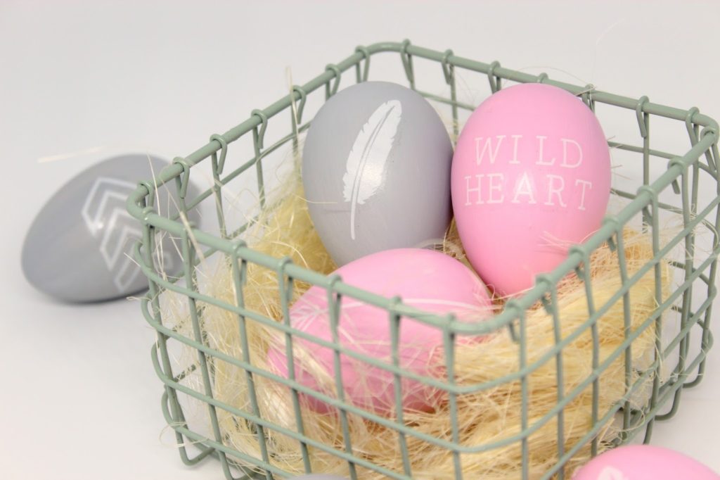 Ostereier bemalen, färben oder doch bekleben? Hier findest du die 5 coolsten Arten Ostereier zu gestalten!!! Ostereier bemalen, färben oder doch bekleben? Hier findest du die 5 coolsten Arten Ostereier zu gestalten!!!