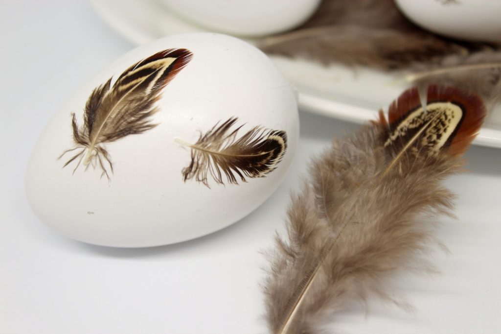 Ostereier bemalen, färben oder doch bekleben? Hier findest du die 5 coolsten Arten Ostereier zu gestalten!!! Ostereier bemalen, färben oder doch bekleben? Hier findest du die 5 coolsten Arten Ostereier zu gestalten!!!