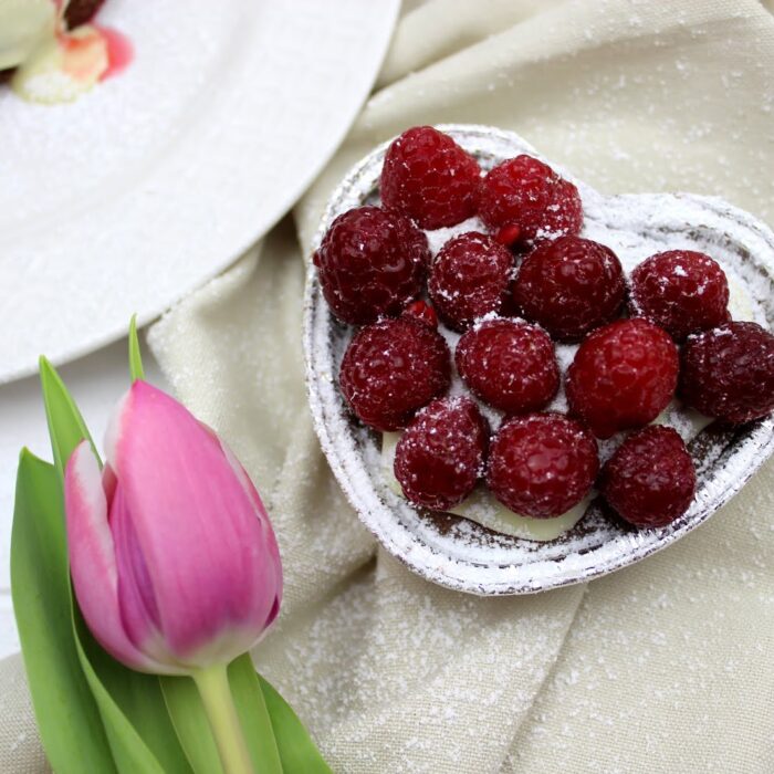 Schokomuffins mit Himbeeren und Vanille