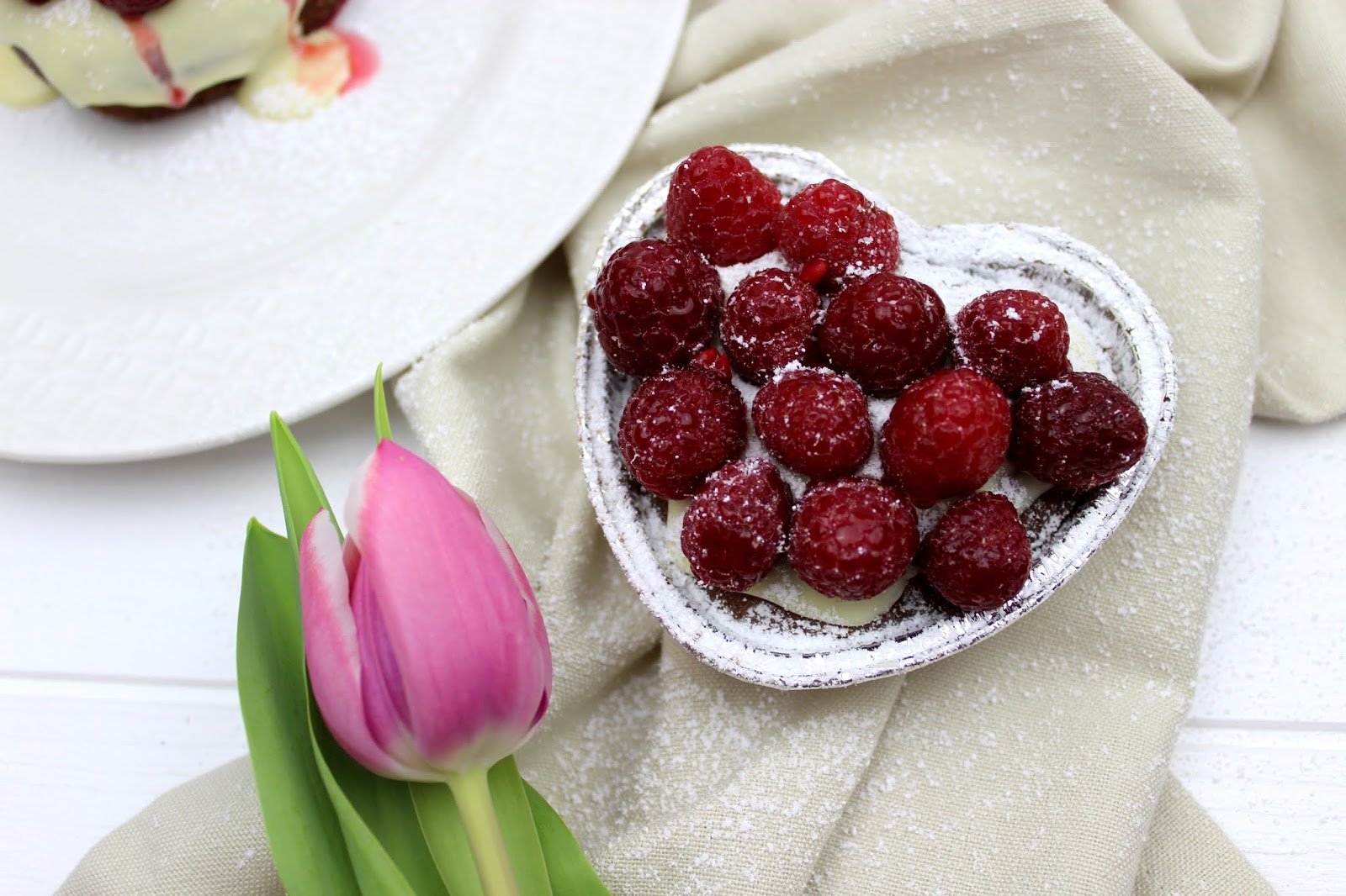 Schokomuffins mit Himbeeren und Vanille