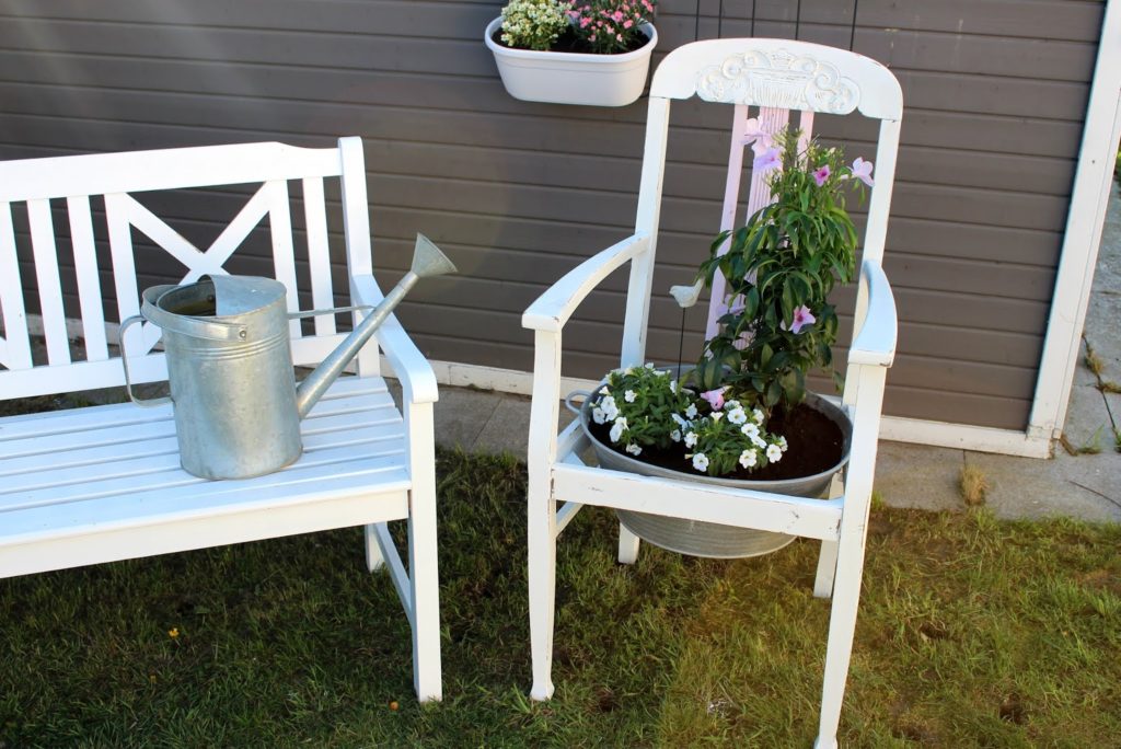 DIY: Blumenstuhl in Shabby Chic ganz einfach selber machen und bepflanzen - ausgefallene Gartendeko DIY: Blumenstuhl in Shabby Chic ganz einfach selber machen und bepflanzen - ausgefallene Gartendeko