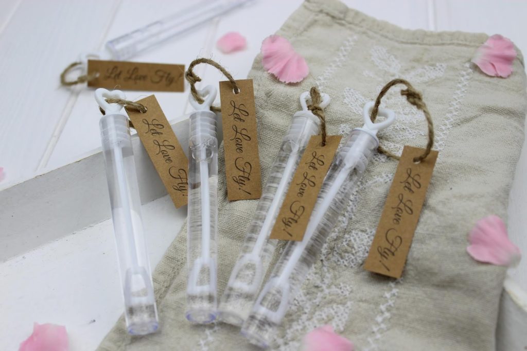DIY - Wedding Bubbles (Seifenblasen) ganz einfach selber machen - super Gastgeschenk für eure Hochzeit + gratis Vorlage DIY - Wedding Bubbles (Seifenblasen) ganz einfach selber machen - super Gastgeschenk für eure Hochzeit + gratis Vorlage